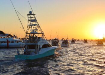 Raymundo Zamora Ceseña encabezó el disparo de salida de la tercera edición del torneo de pesca “Marlini”, el cual se realizó en la bahía sanluquense lo que representa una gran derrama económica para la comunidad.
