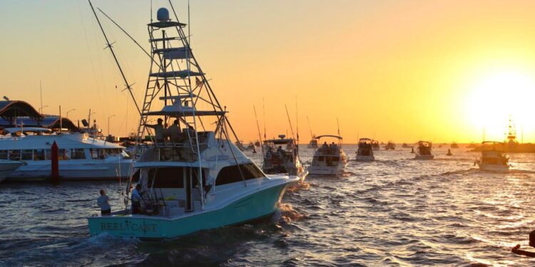 Raymundo Zamora Ceseña encabezó el disparo de salida de la tercera edición del torneo de pesca “Marlini”, el cual se realizó en la bahía sanluquense lo que representa una gran derrama económica para la comunidad.