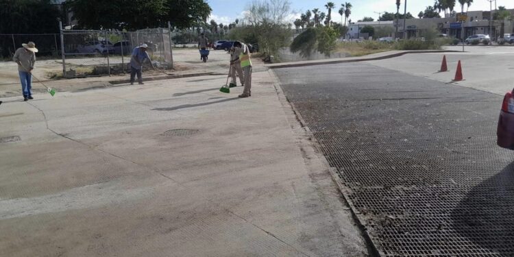 Realizan labores de limpieza por las diversas calles de la ciudad con la finalidad de rehabilitar las avenidas y retirar la basura acumulada tras el arrastre del agua.