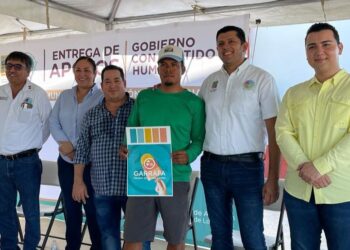 El director general de Fomento Económico Jassiel Omar Ceseña Carrillo, hizo entrega en la comunidad de La Ribera del diseño y marca de diversos establecimientos