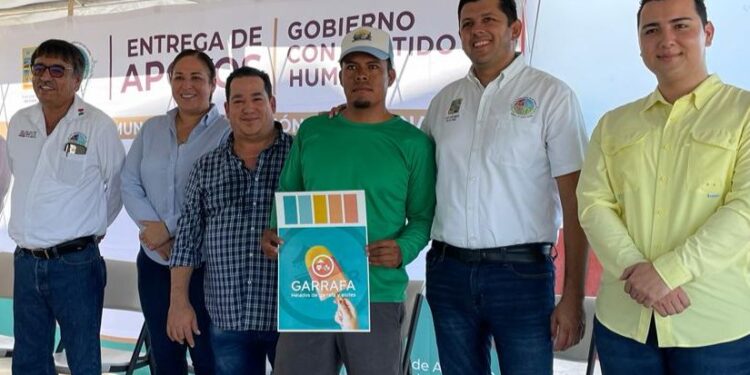 El director general de Fomento Económico Jassiel Omar Ceseña Carrillo, hizo entrega en la comunidad de La Ribera del diseño y marca de diversos establecimientos