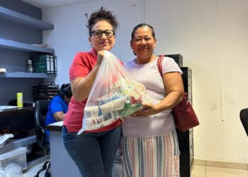 Encabeza la presidenta honoraria Flora Aguilar de Leggs, se encuentra entregando apoyos alimentarios a la población