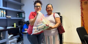 Encabeza la presidenta honoraria Flora Aguilar de Leggs, se encuentra entregando apoyos alimentarios a la población