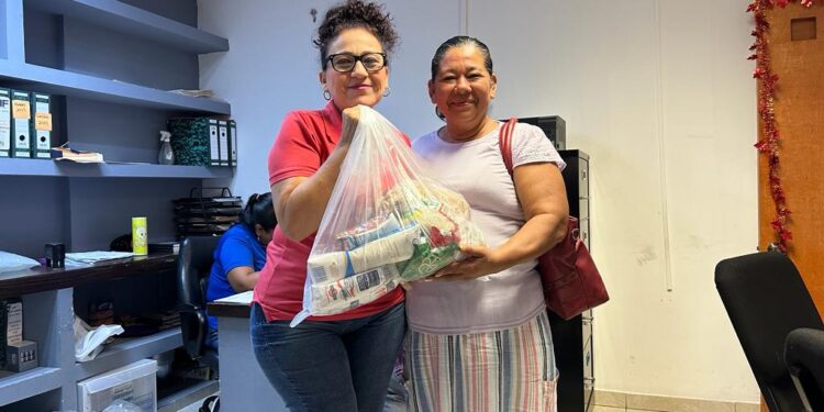 Encabeza la presidenta honoraria Flora Aguilar de Leggs, se encuentra entregando apoyos alimentarios a la población