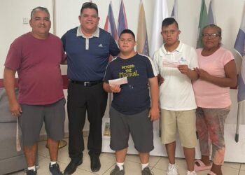 Oscar Leggs Castro a través del Instituto del Deporte del Municipio de Los Cabos (INDEM), hizo entrega de apoyos económicos a 2 jóvenes paratletas que representarán al municipio en una competencia nacional.