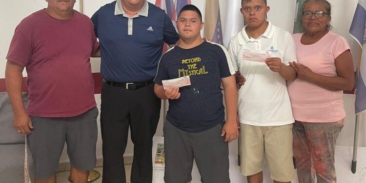 Oscar Leggs Castro a través del Instituto del Deporte del Municipio de Los Cabos (INDEM), hizo entrega de apoyos económicos a 2 jóvenes paratletas que representarán al municipio en una competencia nacional.