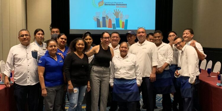 Directores de las diversas áreas municipales llevaron a cabo un recorrido en conjunto con personas comerciantes y empresarias de la zona, acordando que de inmediato se dará respuesta a las necesidades.