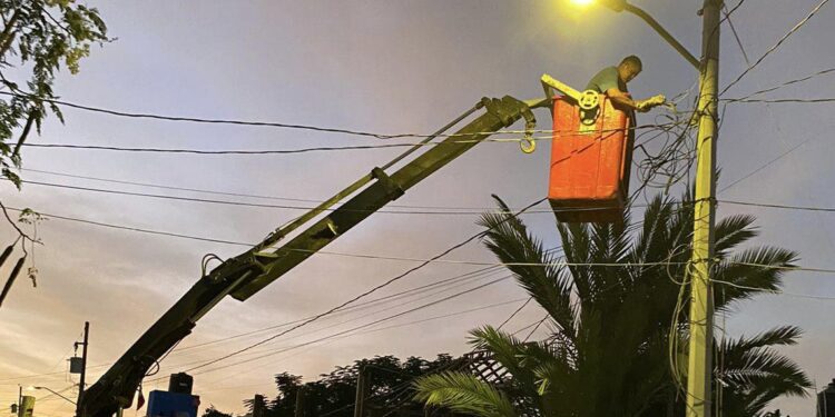 Se realizaron reparaciones de luminarias en las principales vialidades de la delegación de Cabo San Lucas.