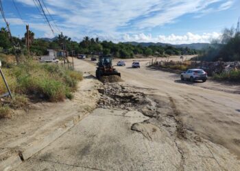 Las lluvias que se presentaron este lunes en este municipio dejaron cortes en algunos caminos rurales, por lo que personal de la Dirección General de Servicios Públicos se avocó de inmediato a la rehabilitación de los mismos