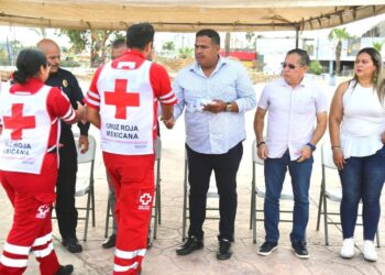 El delegado municipal Raymundo Zamora Ceseña y el secretario particular Roberto Valadez Arce en representación del alcalde Oscar Leggs Castro, encabezaron la ceremonia cívica que se realizó esta mañana en la plaza pública León Cota Collins