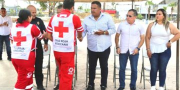 El delegado municipal Raymundo Zamora Ceseña y el secretario particular Roberto Valadez Arce en representación del alcalde Oscar Leggs Castro, encabezaron la ceremonia cívica que se realizó esta mañana en la plaza pública León Cota Collins