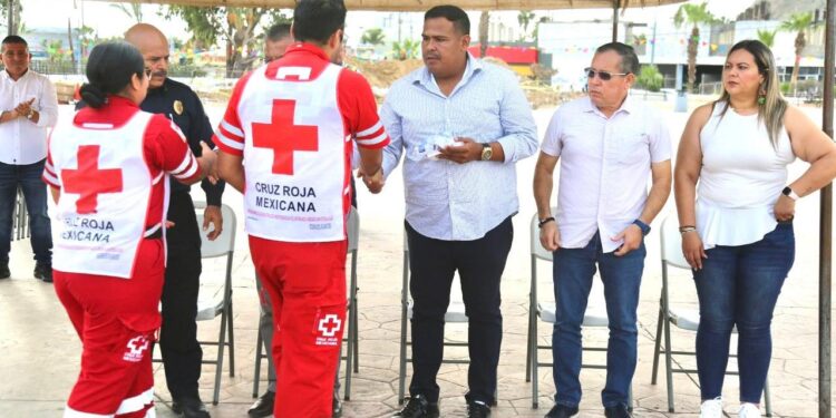 El delegado municipal Raymundo Zamora Ceseña y el secretario particular Roberto Valadez Arce en representación del alcalde Oscar Leggs Castro, encabezaron la ceremonia cívica que se realizó esta mañana en la plaza pública León Cota Collins