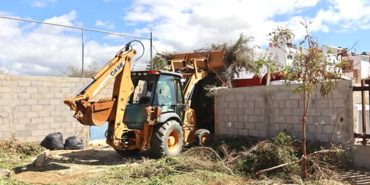 El delegado Raymundo Zamora Ceseña encabezó un recorrido por la localidad para iniciar con actividades de limpieza