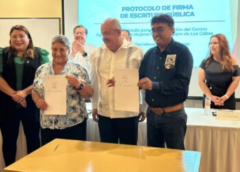 Para fortalecer los derechos de las mujeres, con la firma de la escritura de un predio en donación para la construcción de un Centro de Justicia en el municipio.