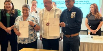 Para fortalecer los derechos de las mujeres, con la firma de la escritura de un predio en donación para la construcción de un Centro de Justicia en el municipio.