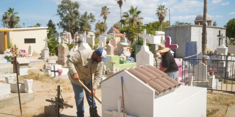 Realizan tareas de limpieza en los diversos panteones del municipio