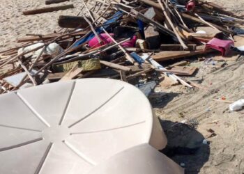 Las playas de Cabo San Lucas permanecerán cerradas a la población, puesto que los desechos acumulados en ellas representan un peligro para la salud pública