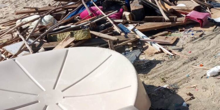 Las playas de Cabo San Lucas permanecerán cerradas a la población, puesto que los desechos acumulados en ellas representan un peligro para la salud pública