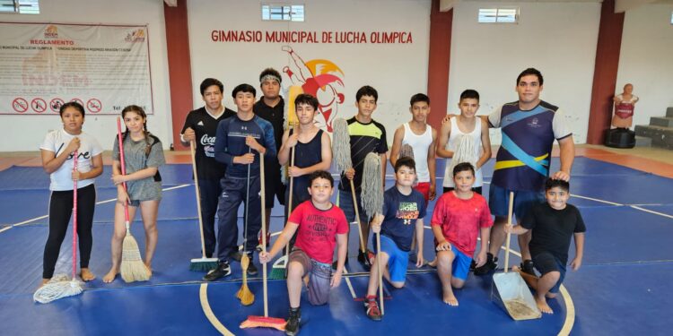 Se mantiene un intenso trabajo enfocado a la limpieza y aseo de los espacios deportivos en el municipio.