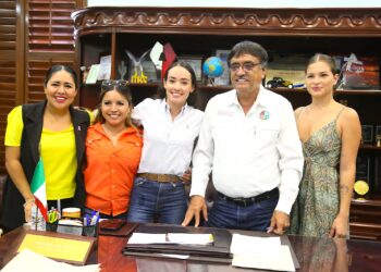 El presidente municipal de Los Cabos, Oscar Leggs Castro, se reunió este lunes 16 de octubre con integrantes del equipo de escaramuzas “La Sanluqueña”