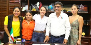 El presidente municipal de Los Cabos, Oscar Leggs Castro, se reunió este lunes 16 de octubre con integrantes del equipo de escaramuzas “La Sanluqueña”