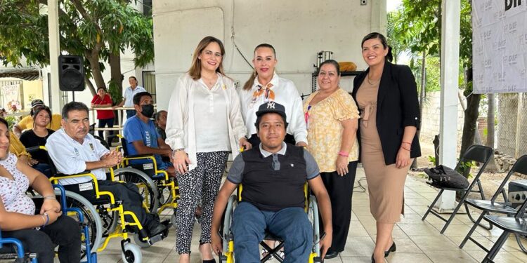 Hicieron entrega de 18 sillas de ruedas a la población del municipio de Los Cabos,