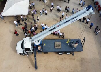 Los colaboradores de la Dirección de Operación y Mantenimiento de Agua Potable de Los Cabos recibieron de manos del alcalde Oscar Leggs Castro y del director general del OOMSAPAS, Ismael Rodríguez Piña