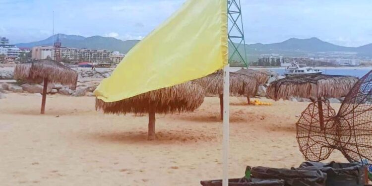 Recomiendan que no se metan al mar, ya que los escurrimientos a raíz de las recientes precipitaciones pluviales representan un peligro por la presencia de aguas negras, basura o artículos punzocortantes