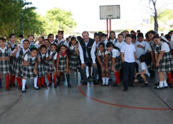 ENTREGAN ROTARIOS “JUEGOS MÁGICOS MATEMÁTICOS” A 250 ESCUELAS PRIMARIAS DE BCS