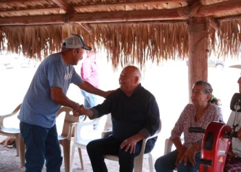 ATIENDE GOBERNADOR VCC A COMUNIDADES DE PASO HONDO Y SAN JOSÉ DE GUAJADEMÍ