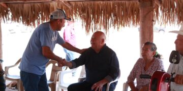 ATIENDE GOBERNADOR VCC A COMUNIDADES DE PASO HONDO Y SAN JOSÉ DE GUAJADEMÍ