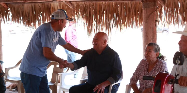 ATIENDE GOBERNADOR VCC A COMUNIDADES DE PASO HONDO Y SAN JOSÉ DE GUAJADEMÍ