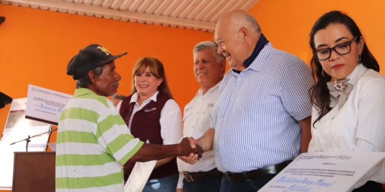 IMPULSA GOBIERNO DE VCC, DESARROLLO PRODUCTIVO Y ECONOMÍA SOCIAL EN COMONDÚ: ENTREGA APOYOS