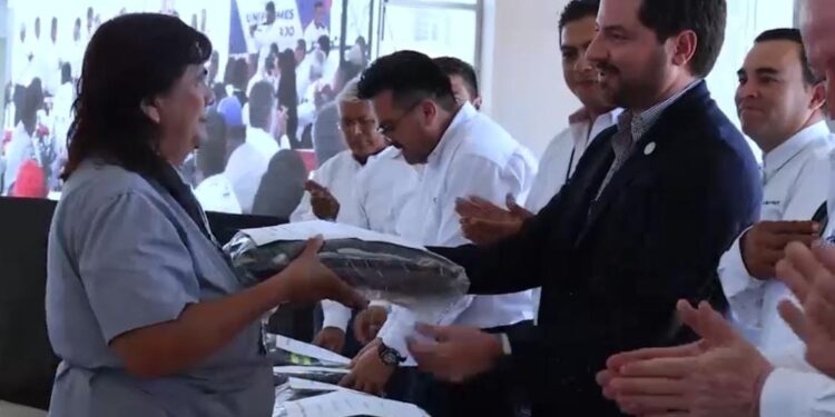 ENTREGAN UNIFORMES A COLABORADORES API-BCS