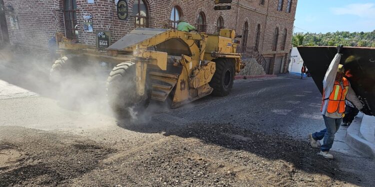 INICIA REENCARPETADO DE CALLE TOPETE EN TODOS SANTOS