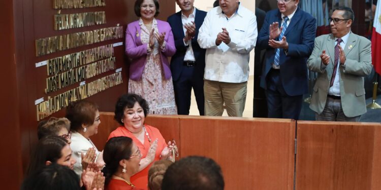 ASISTE GOBERNADOR VCC A ENTREGA DE MEDALLA “MARÍA DIONISIA VILLARINO ESPINOSA” A LILIANA EDITH LYLE FRITCH