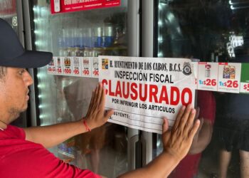 Protección Civil dictaminó el cierre de negocios no esenciales a las 08:00 de la noche, así como la suspensión de venta de bebidas alcohólicas.