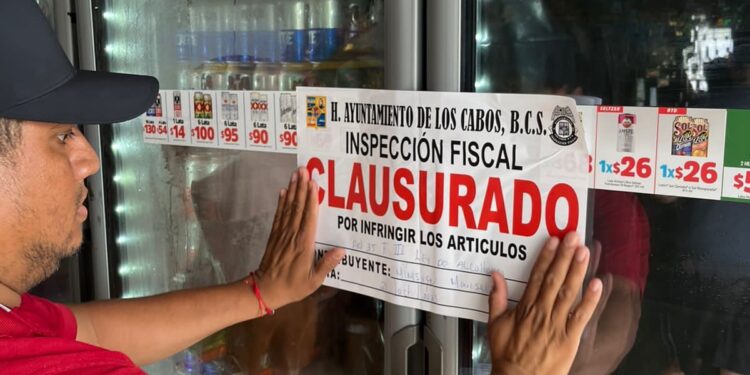 Protección Civil dictaminó el cierre de negocios no esenciales a las 08:00 de la noche, así como la suspensión de venta de bebidas alcohólicas.