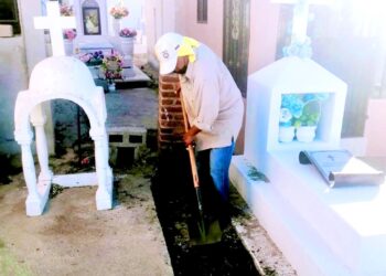 Servicios Públicos trabaja arduamente en la limpieza del acceso principal y pasillos de los 2 panteones municipales que se localizan en Cabo San Lucas