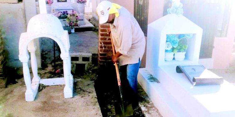 Servicios Públicos trabaja arduamente en la limpieza del acceso principal y pasillos de los 2 panteones municipales que se localizan en Cabo San Lucas
