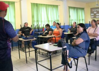 Imparten sesión de psicología deportiva para padres y madres de atletas de La Paz