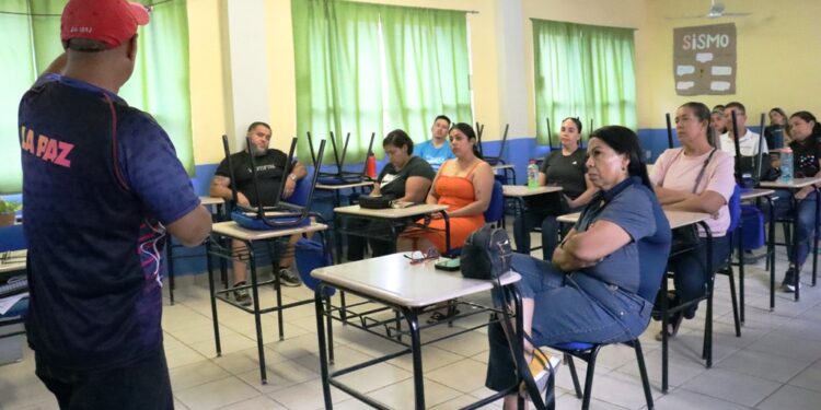 Imparten sesión de psicología deportiva para padres y madres de atletas de La Paz