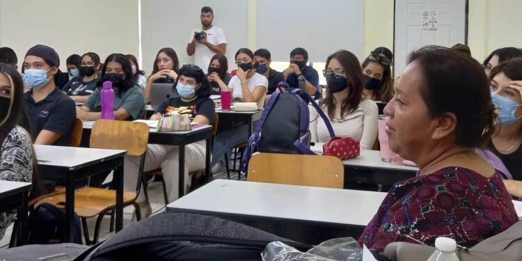 Llevan pláticas de sensibilización de los derechos indígenas y afromexicanos a la Universidad Mundial