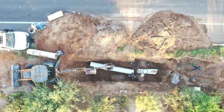 Repara OOMSAPAS La Paz fuga del acueducto Carrizal-La Paz