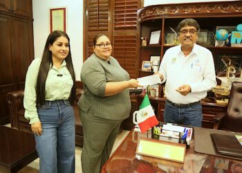 Este jueves 16 de noviembre el alcalde de Los Cabos Oscar Leggs Castro tuvo a bien hacer entrega de un apoyo económico a una ciudadana en materia de salud, por un monto de $50 mil pesos