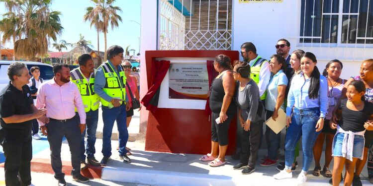 El alcalde de Los Cabos Oscar Leggs Castro tenga a bien rendir su 2do Informe de Gobierno, este jueves 09 de noviembre inauguró obras de pavimentación en Cabo San Lucas