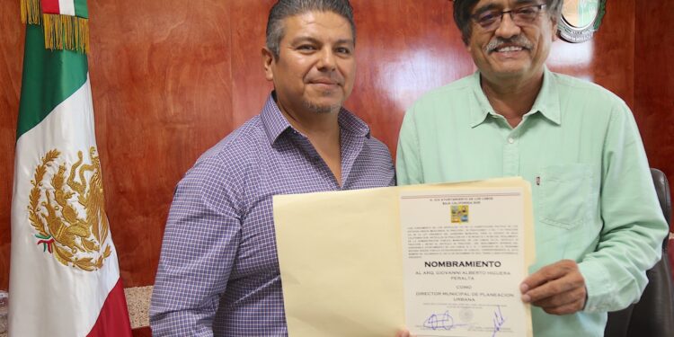 El alcalde de Los Cabos Oscar Leggs Castro, tomó protesta al ciudadano Giovanny Alberto Higuera Peralta, como nuevo titular de la Dirección Municipal de Planeación Urbana del XIV Ayuntamiento.