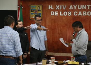 Oscar Leggs Castro, les tomó protesta a Aaron Liceaga como jefe de Ejecución Fiscal y José Armando Meza como director municipal de la Visitaduría Interna del XIV Ayuntamiento de Los Cabos.