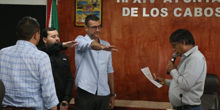 Oscar Leggs Castro, les tomó protesta a Aaron Liceaga como jefe de Ejecución Fiscal y José Armando Meza como director municipal de la Visitaduría Interna del XIV Ayuntamiento de Los Cabos.