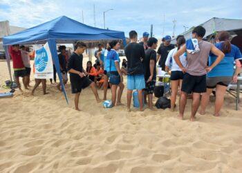 Efectuó este jueves 16 de noviembre una jornada de concientización y educación ambiental en la playa El Corsario, en Cabo San Lucas